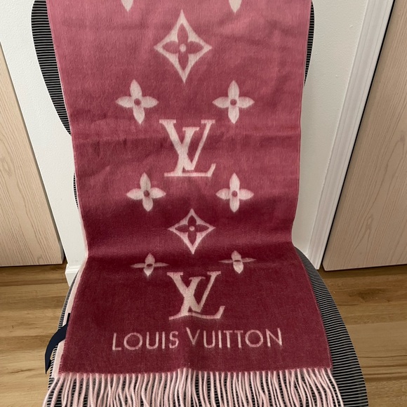 LV Reykjavik Gradient Scarf - Picture 5 of 7